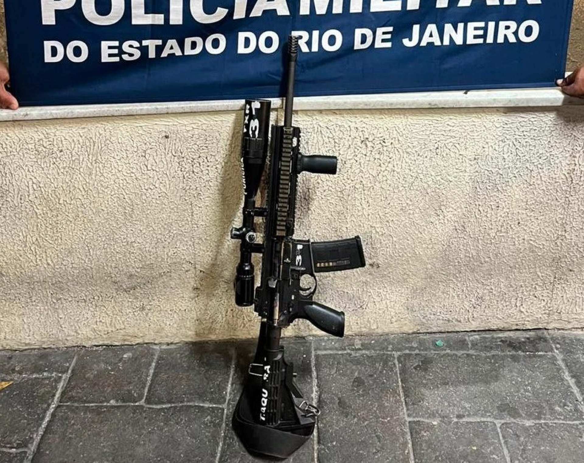 Fuzil foi apreendido após confronto na Taquara - Reprodução / Redes Sociais