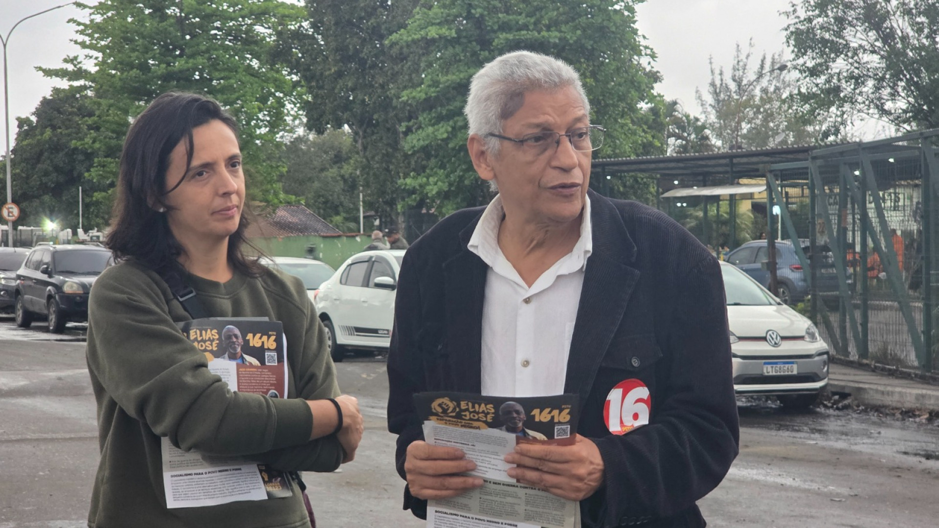 Cyro Garcia (PSTU) iniciou o dia com conversa com trabalhadores da Refinaria Duque de Caxias - Divulgação