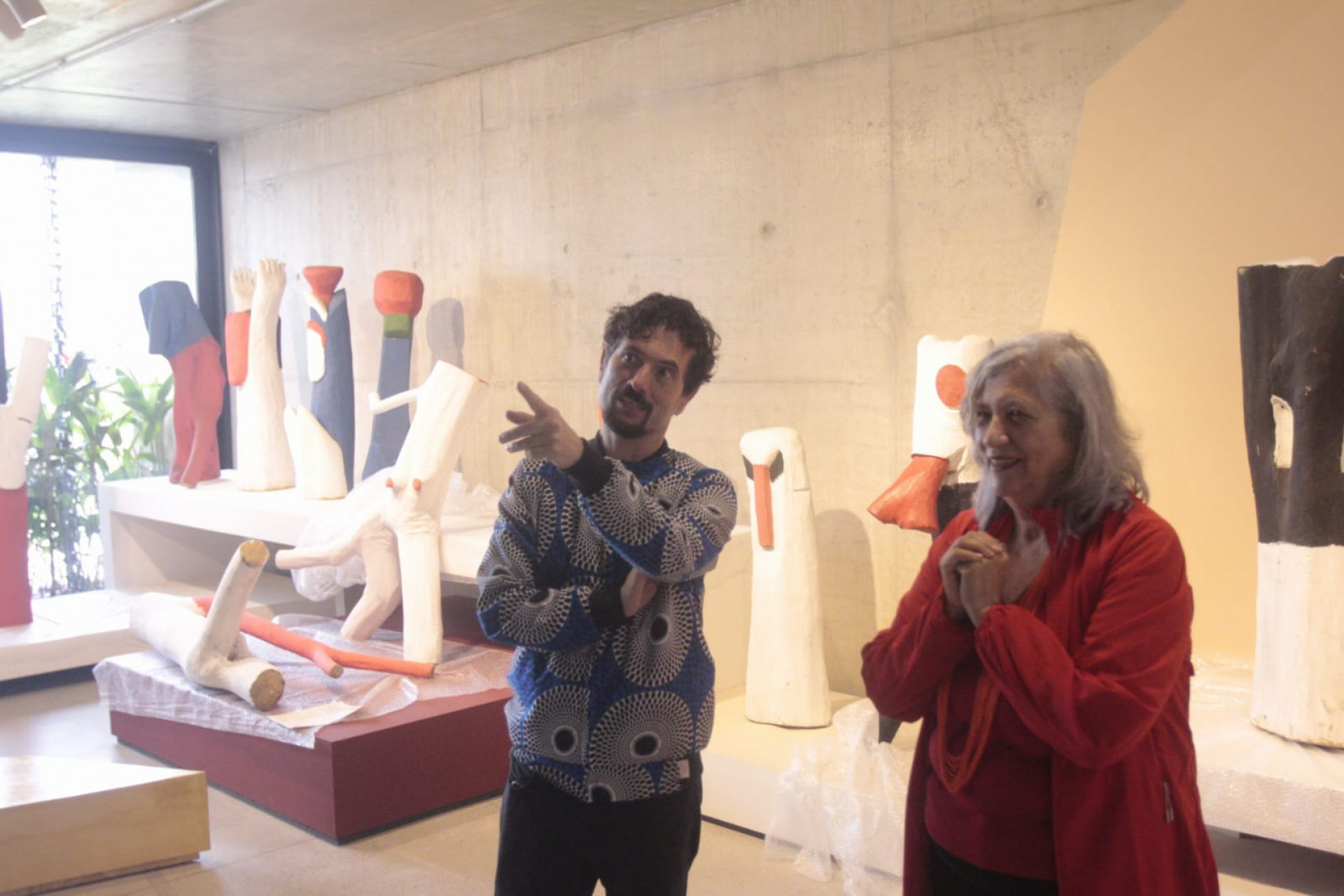 Angela Mascelani, diretora e curadora, e Lucas Van de Beuque, diretor do Pontal e tamb&eacute;m curador da exposi&ccedil;&atilde;o - Carlos Elias Junior/ Ag&ecirc;ncia O Dia