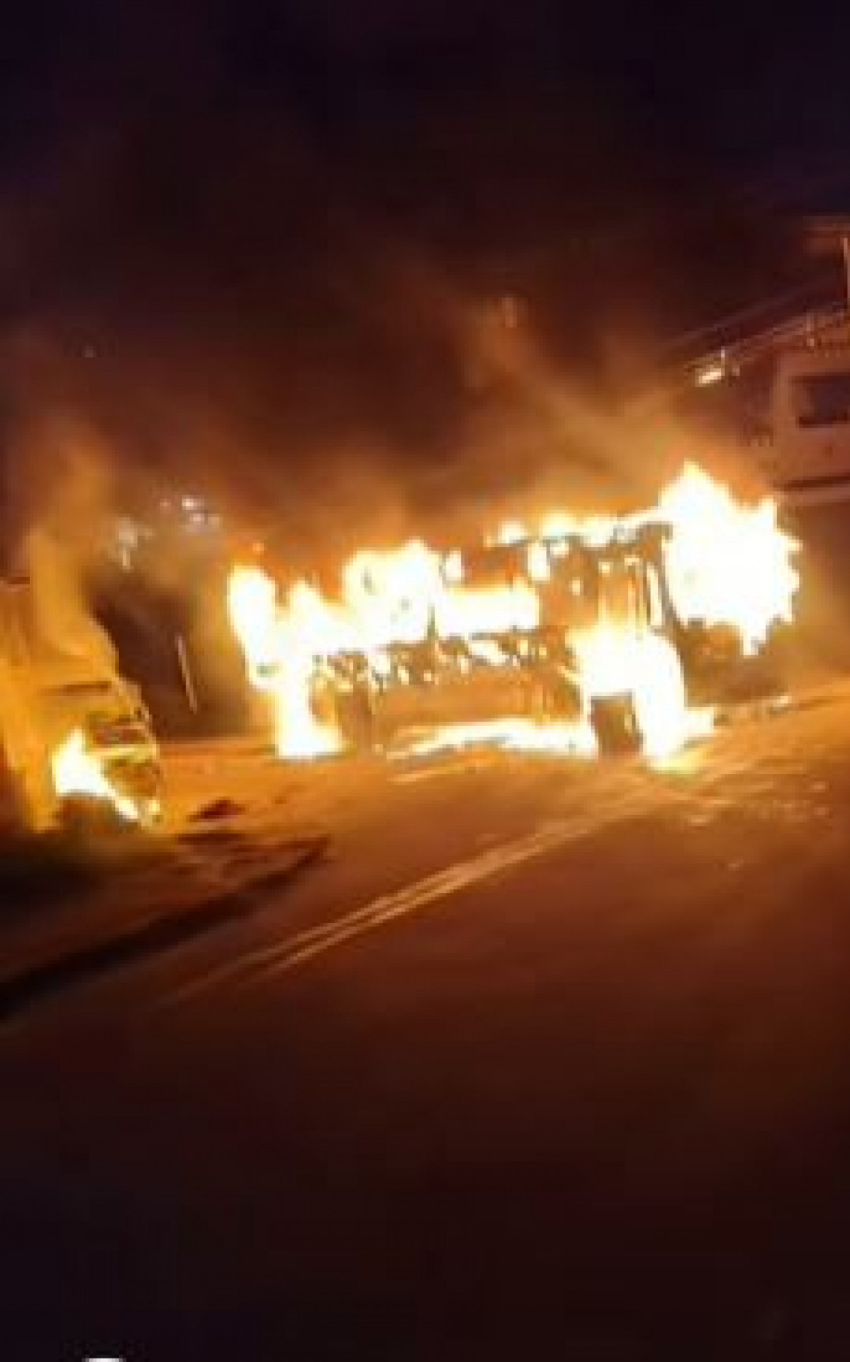 Ônibus pegando fogo na Estrada da Boiúna - Reprodução/Rede Social