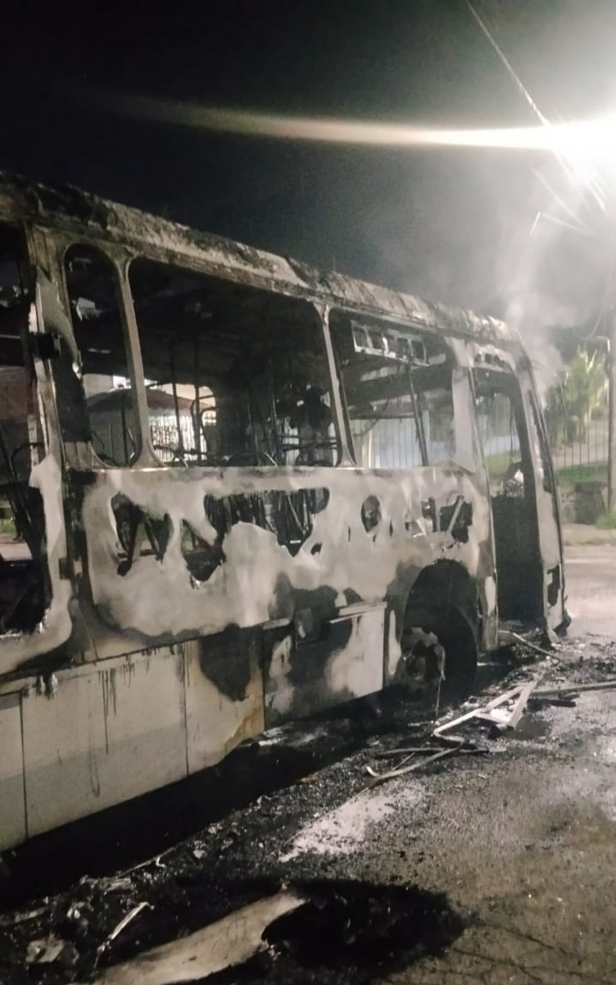 Ônibus da linha 600 ficou completamente destruído após ser incendiado - Divulgação