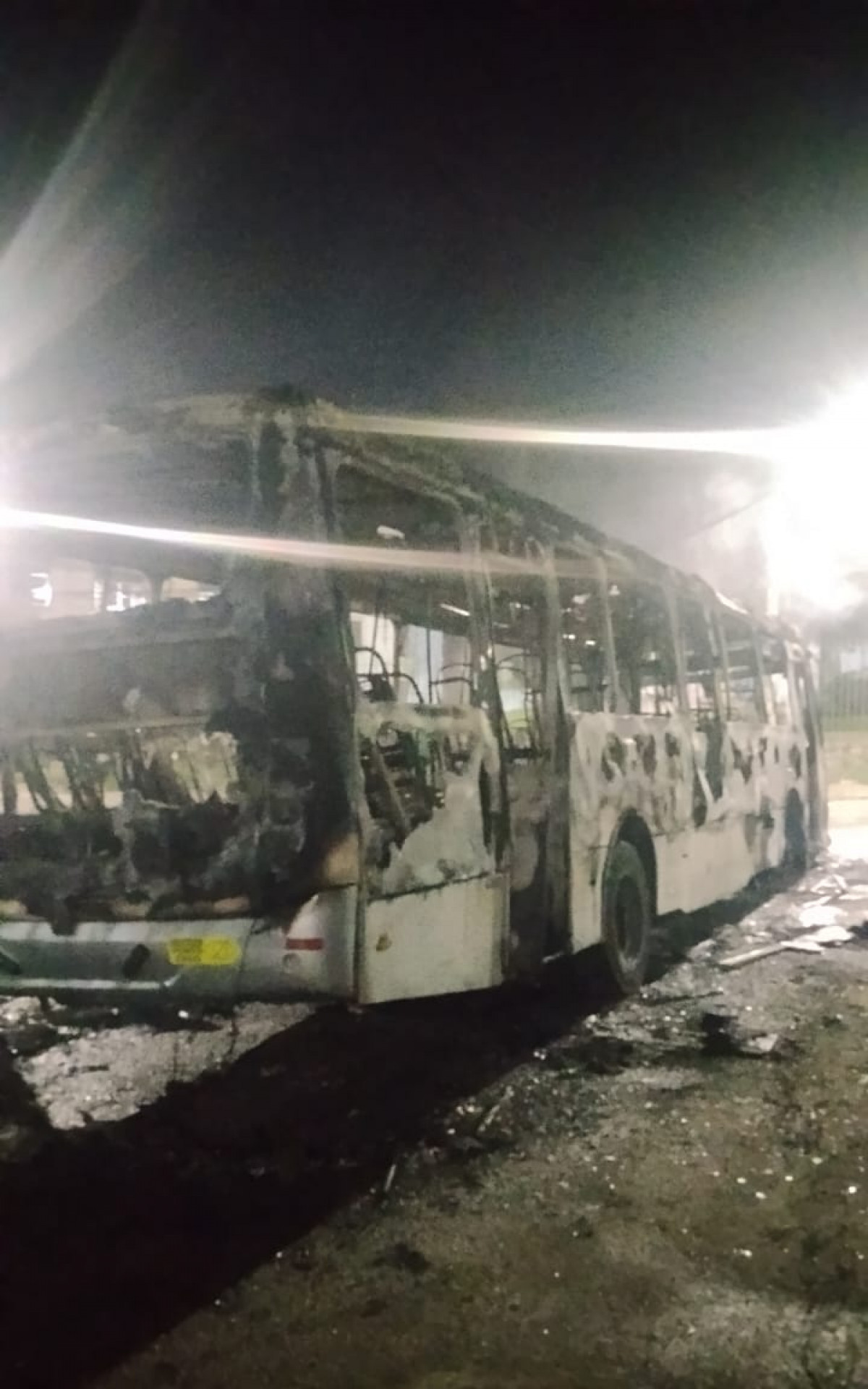 Ônibus da linha 600 ficou completamente destruído após ser incendiado - Divulgação