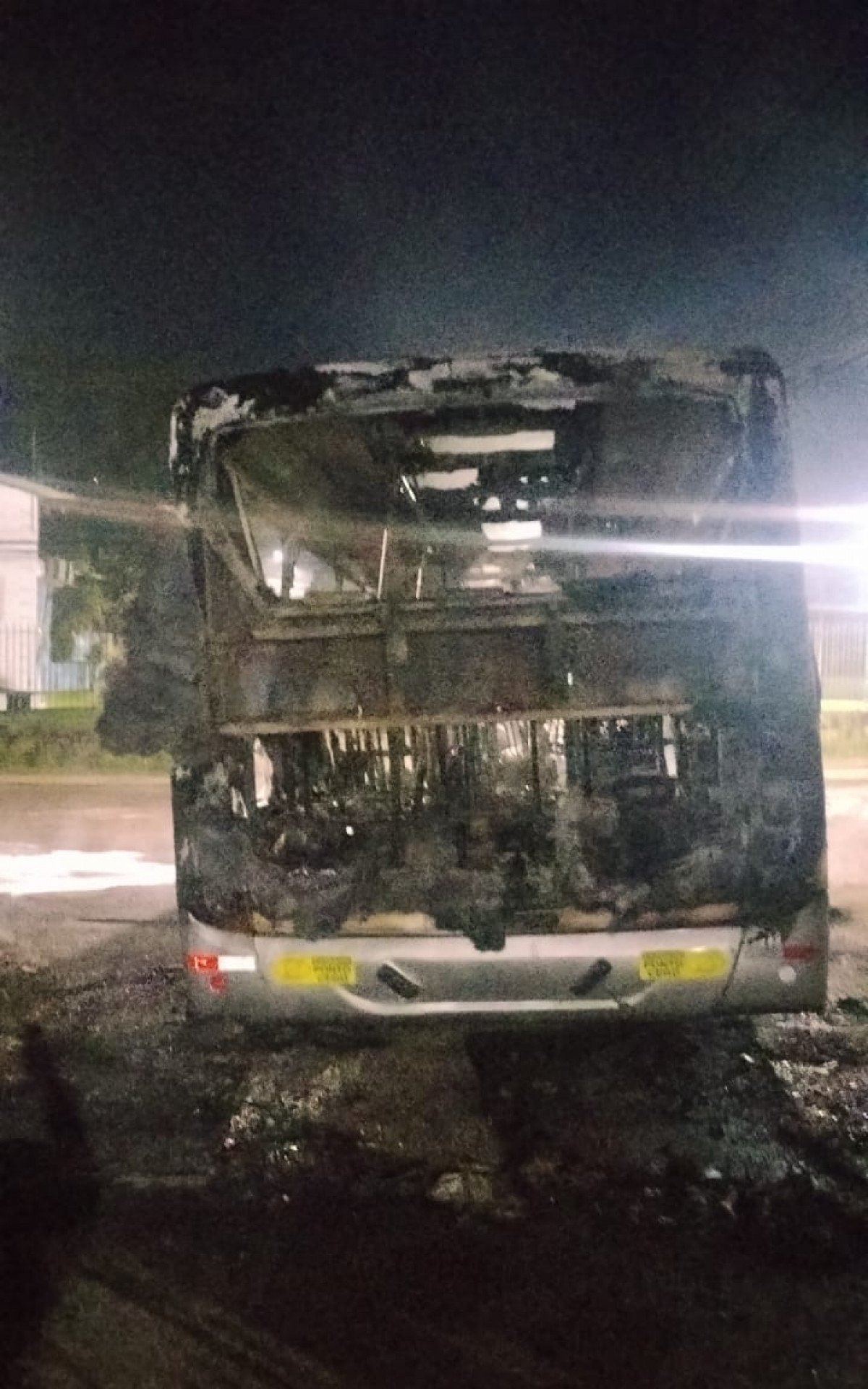 Ônibus da linha 600 ficou completamente destruído após ser incendiado - Divulgação