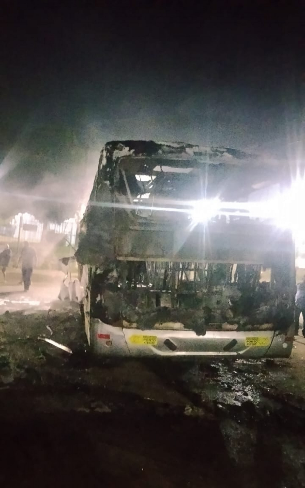 Ônibus da linha 600 ficou completamente destruído após ser incendiado - Divulgação