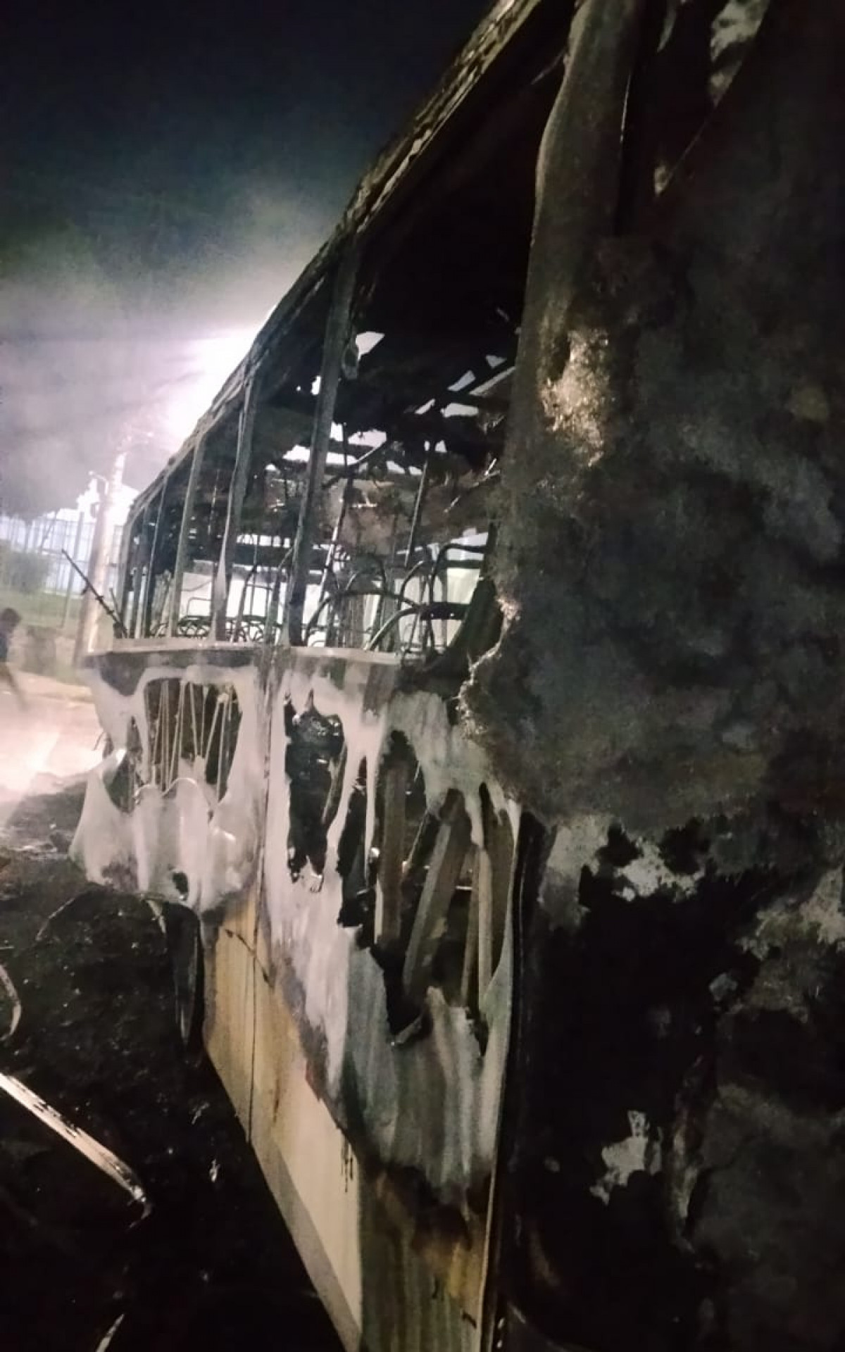 Ônibus da linha 600 ficou completamente destruído após ser incendiado - Divulgação