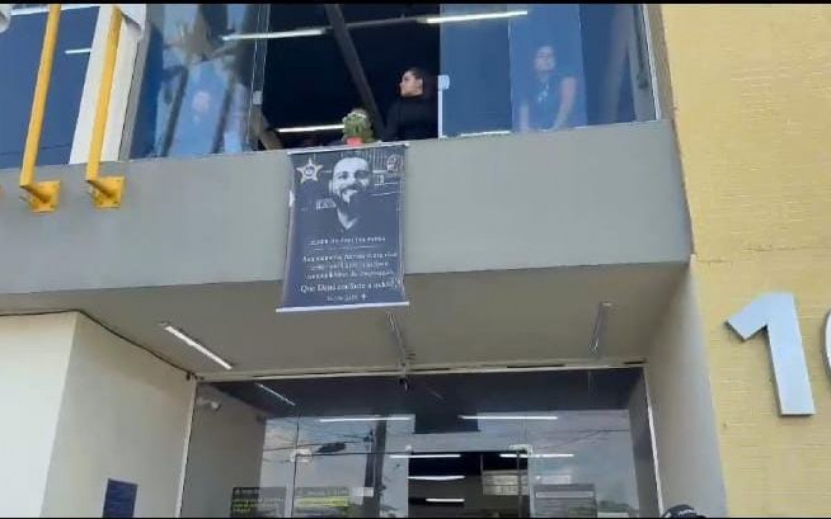 A cada prisão dos suspeitos, colegas lotados na 166ª DP estampam cartaz do amigo morto pelo crime organizado