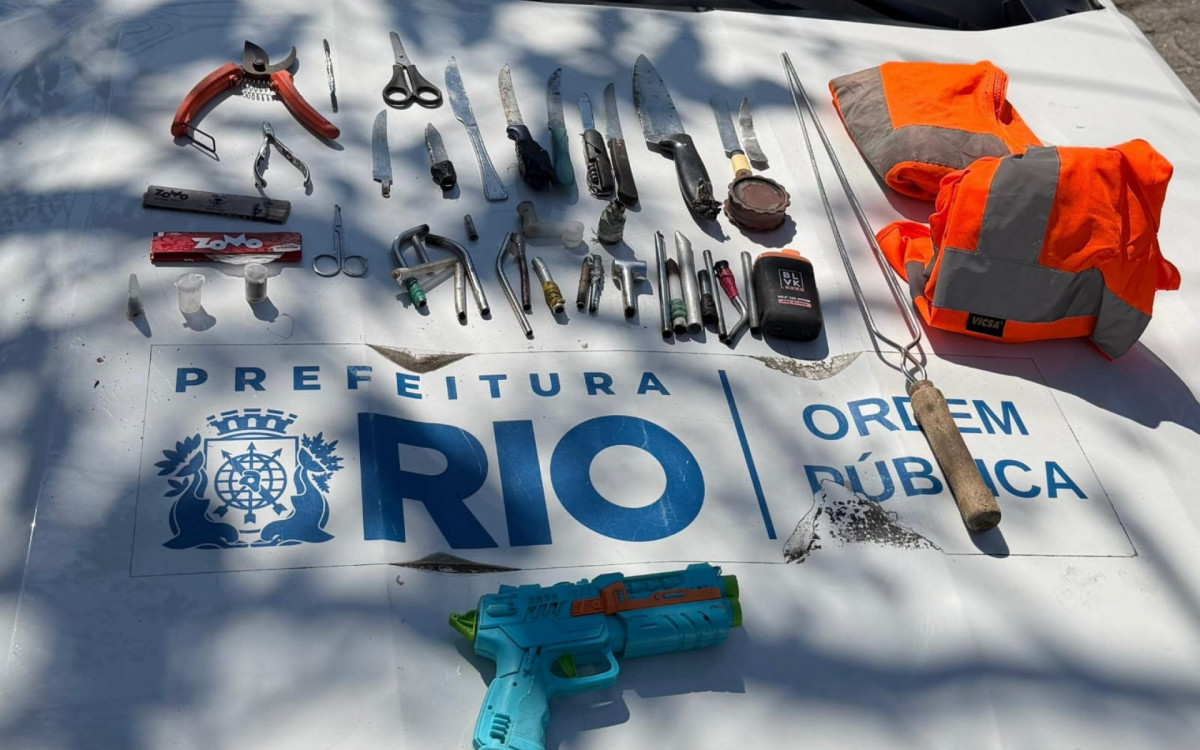 Foram apreendidos mais de 30 objetos perfurocortantes e de um simulacro de arma de fogo - Divulgação/Subprefeitura de Jacarepaguá