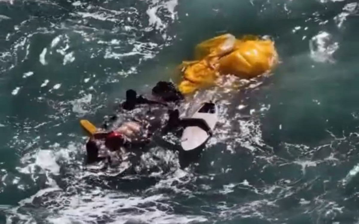 Momento em que homem &eacute; resgatado no mar  - Reprodu&ccedil;&atilde;o/Redes sociais 