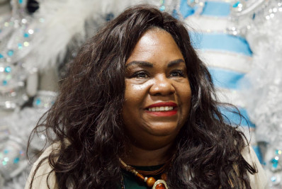 Gracy Mary Moreira, bisneta de Tia Ciata, se emocionou ao ver fantasias que o Paraíso do Tuiuti levará para a Avenida em fevereiro - Maurício/FeroxDrip