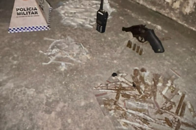 Dois suspeitos são presos com revólver e drogas em Queimados