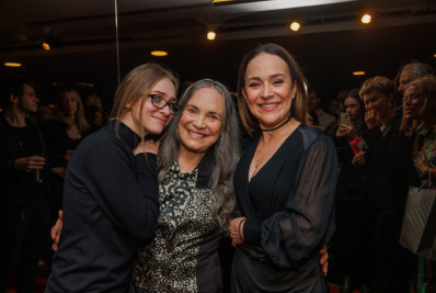 Regina Duarte é prestigiada pela neta em estreia com Gabriela Duarte