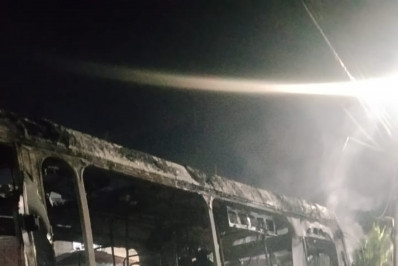 Ônibus é incendiado por criminosos na Taquara