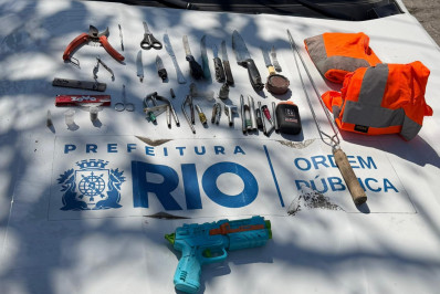 Operação apreende facas, tesouras e simulacro de arma em Jacarepaguá