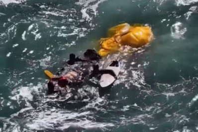 Vídeo: homem fica ferido após cair de parapente no mar em São Conrado