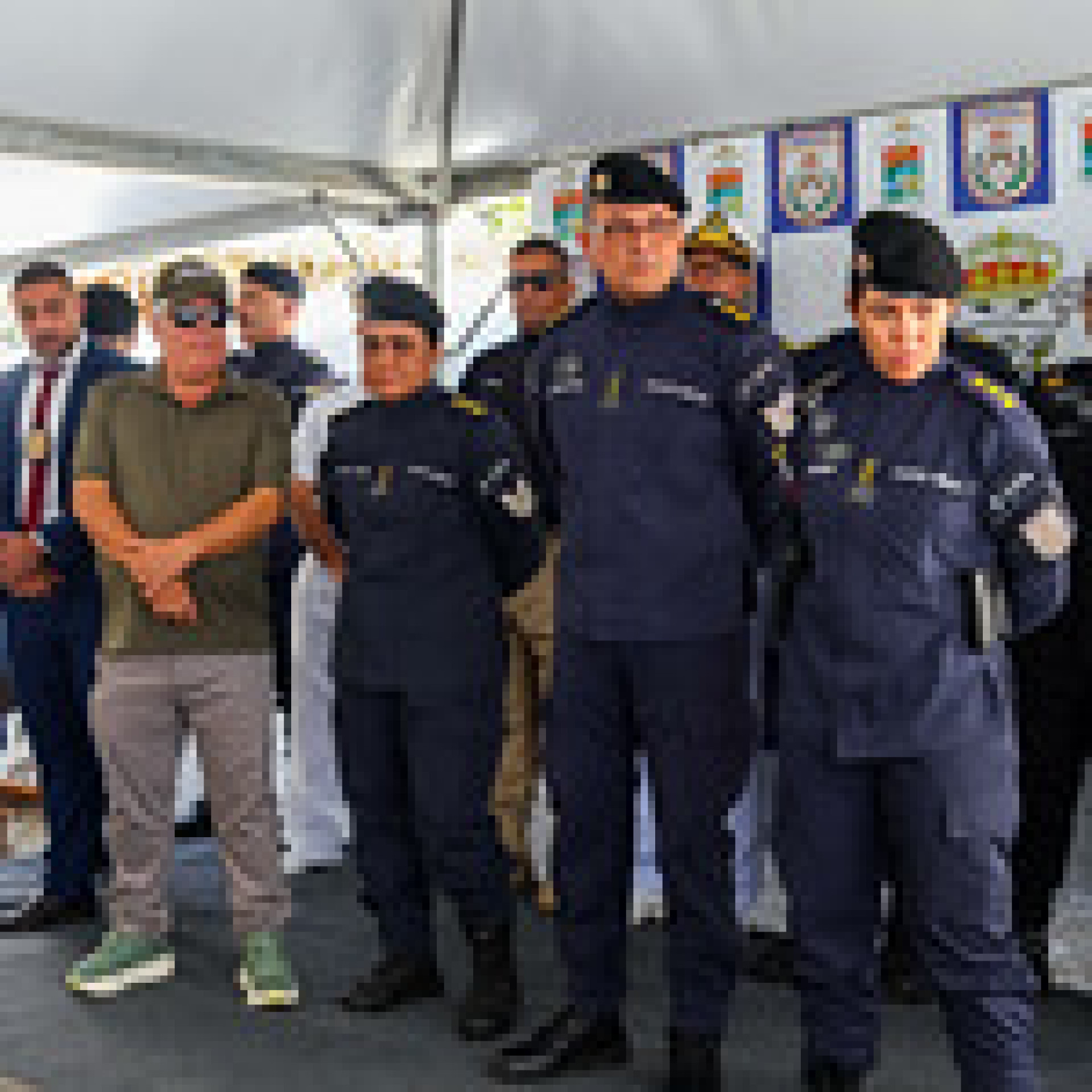 Prefeito Cláudio Ferreti (E) ao lado do secretário de Segurança Pública, Douglas Barbosa e autoridades militares na inauguração do DPO