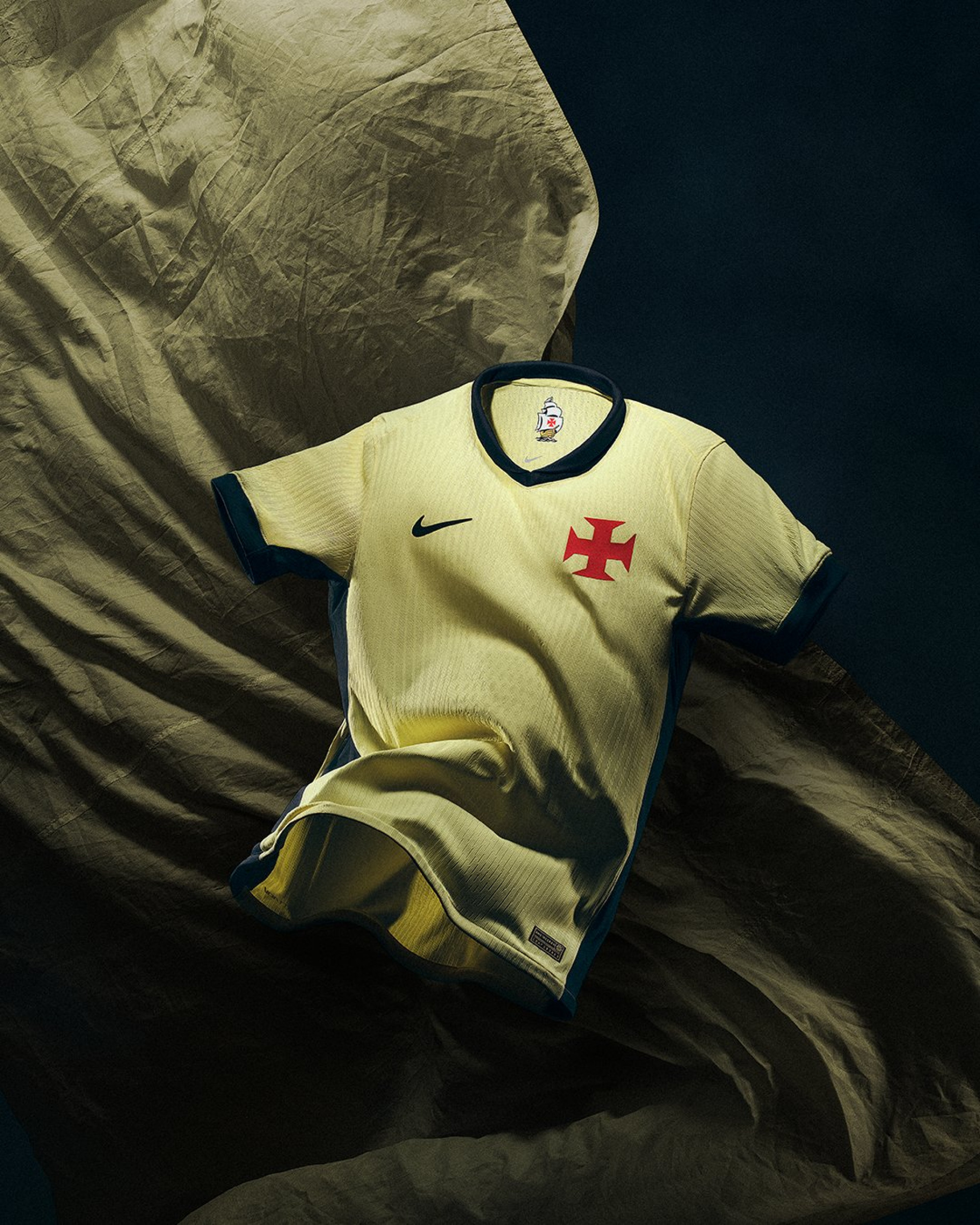 Nova terceira camisa do Vasco tem a cor amarela em referência às velas das embarcações portuguesas durante as grandes navegações - Divulgação