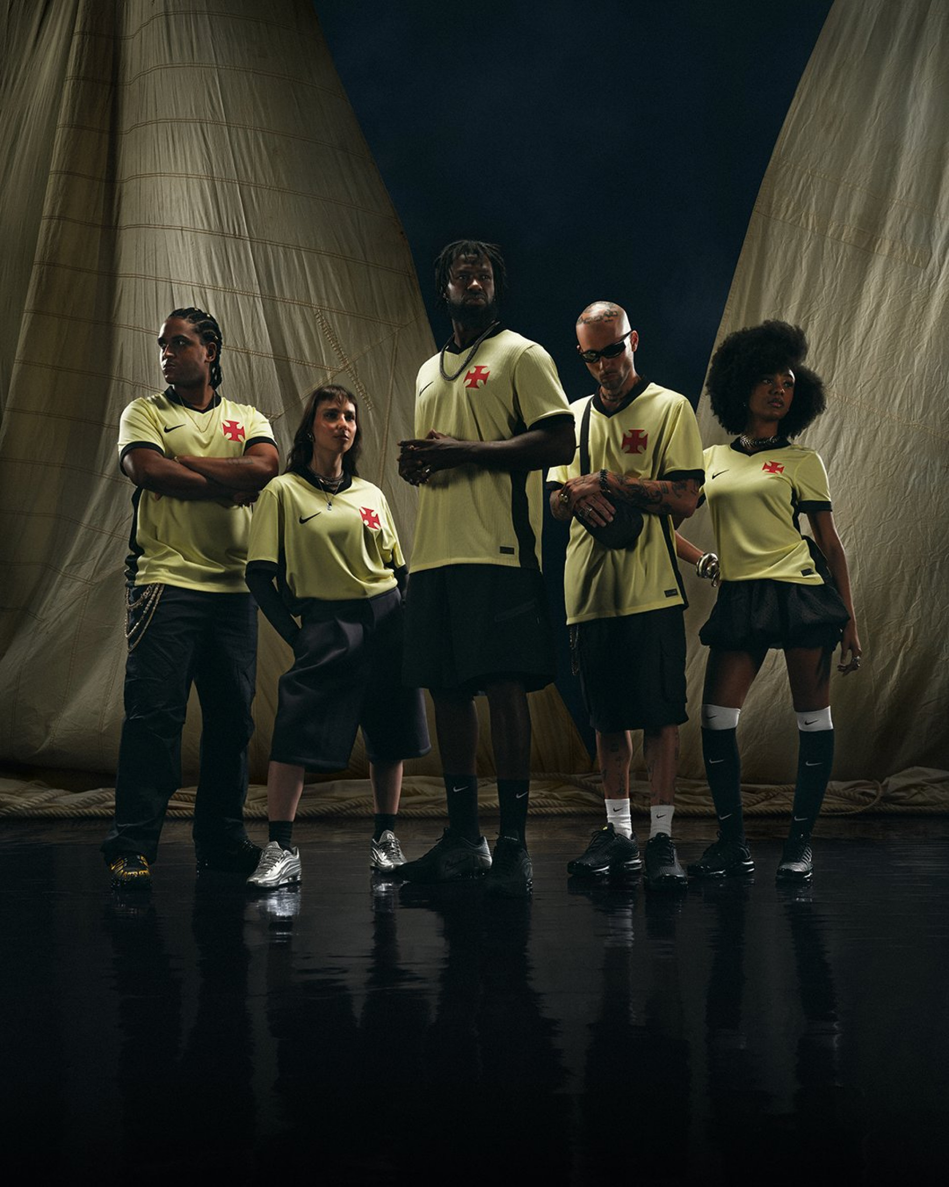 Nova terceira camisa do Vasco tem a cor amarela em referência às velas das embarcações portuguesas durante as grandes navegações - Divulgação