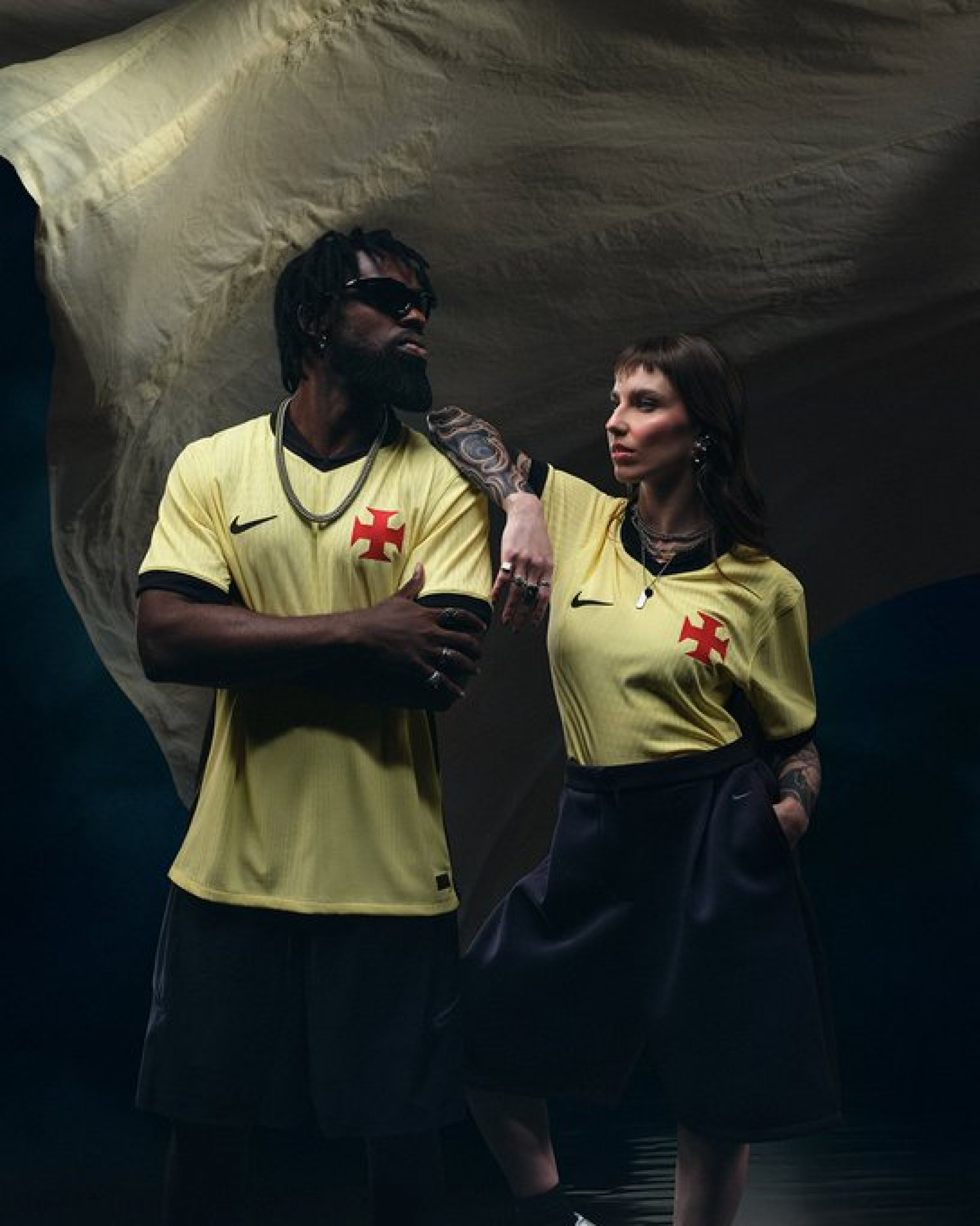 Nova terceira camisa do Vasco tem a cor amarela em referência às velas das embarcações portuguesas durante as grandes navegações - Divulgação
