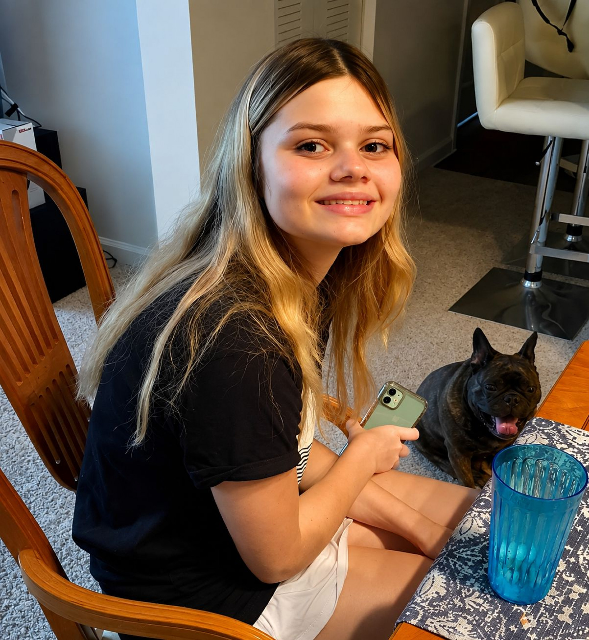 A jovem Ana Julia Neto vive outro momento com o seu novo animal