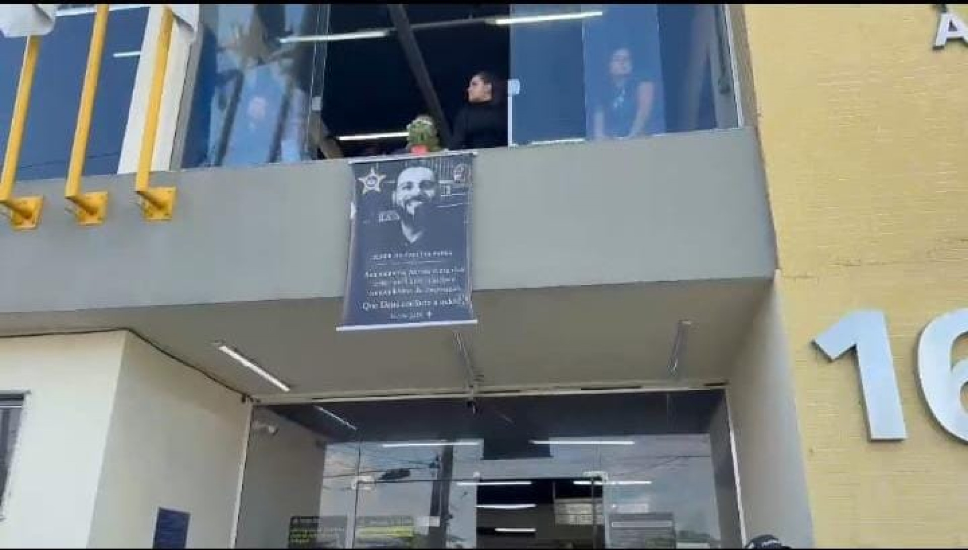 A cada pris&atilde;o dos suspeitos, colegas lotados na 166&ordf; DP estampam cartaz do amigo morto pelo crime organizado - Divulga&ccedil;&atilde;o/Pol&iacute;cia Civil