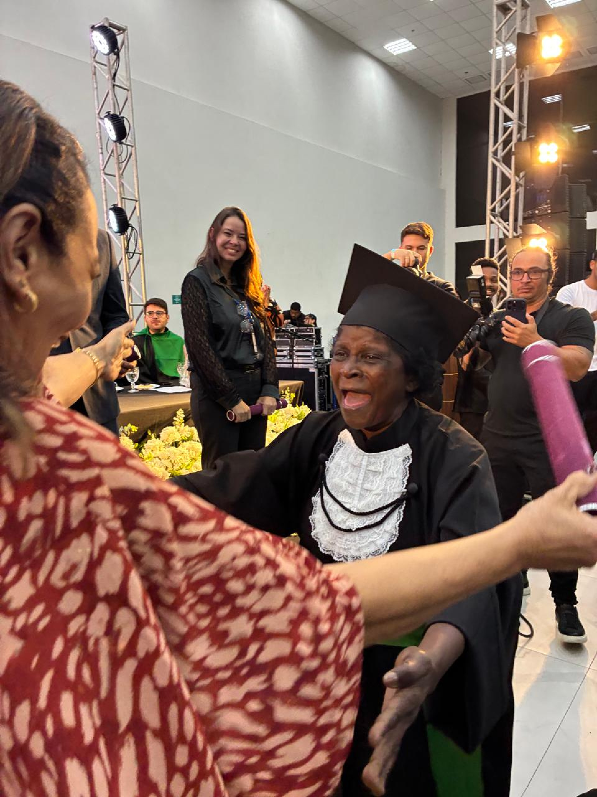 Dona Célia, de 75 anos, se formou em Serviço Social com bolsa do Conexão Universitária em Saquarema - Divulgação/Prefeitura de Saquarema
