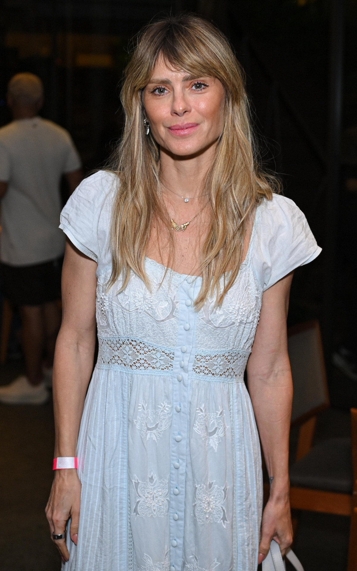 Carolina Dieckmmann marca presença no aniversário do cantor Feyjão
