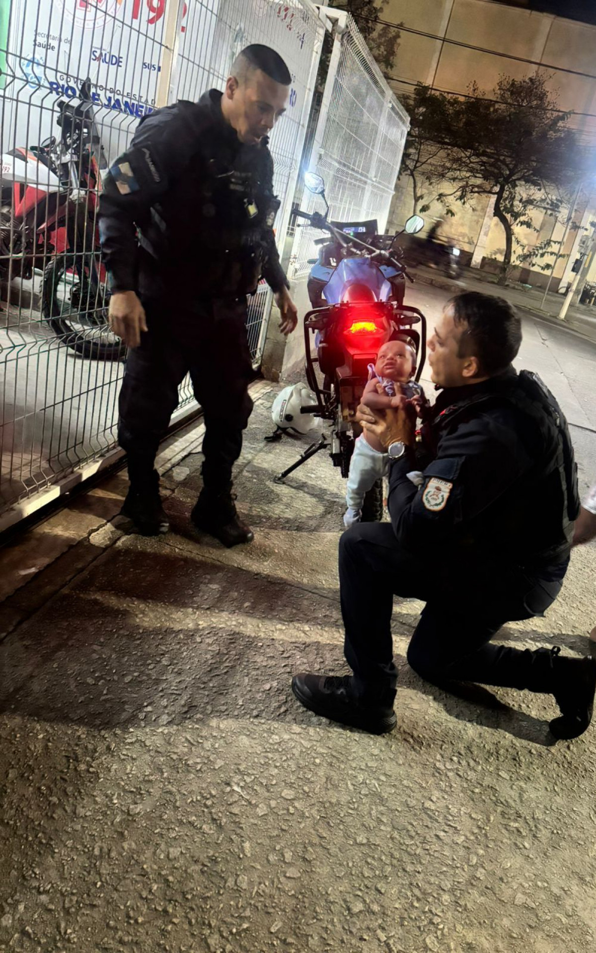 Beb&ecirc; de 28 dias estava engasgado e foi salvo por agentes do 18&ordm;BPM - Divulga&ccedil;&atilde;o
