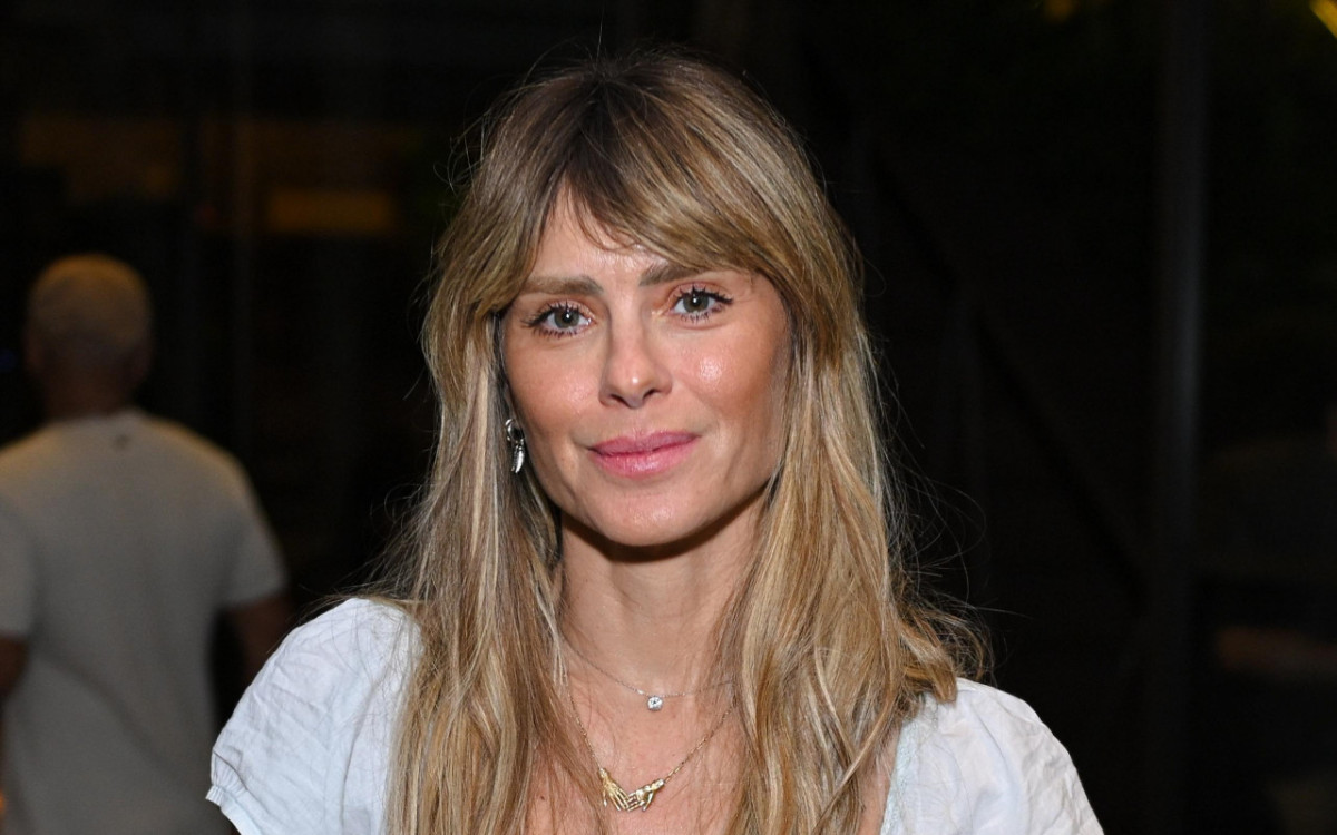 Carolina Dieckmmann marca presen&ccedil;a no anivers&aacute;rio do cantor Feyj&atilde;o