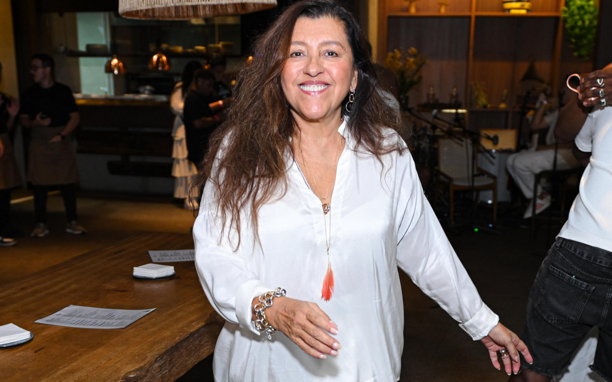 Regina Casé marca presença no aniversário do cantor Feyjão