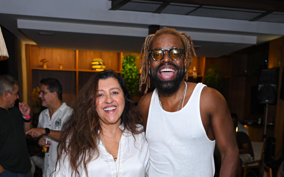 Feyj&atilde;o posa ao lado de Regina Cas&eacute;