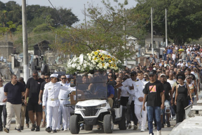 Familiares e amigos se despedem de militar morto em ataque a oficina