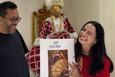 Viviane Araujo confere croqui de fantasia para desfile do Salgueiro 