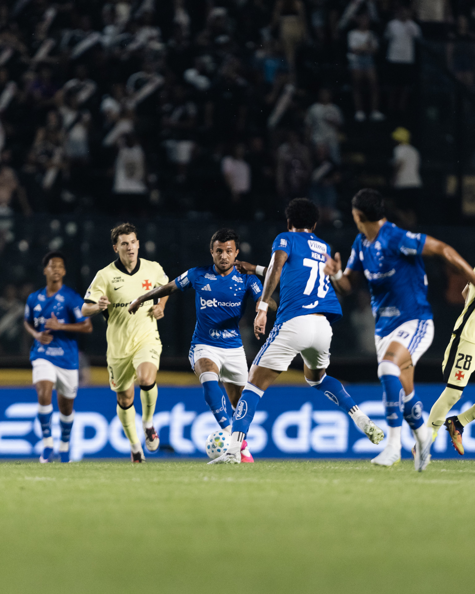 Destaque do jogo, Colidio observa o cruzeirense Matheus Henrique, que falhou no gol de Tchê Tchê  - Thaís Magalhães / Cruzeiro