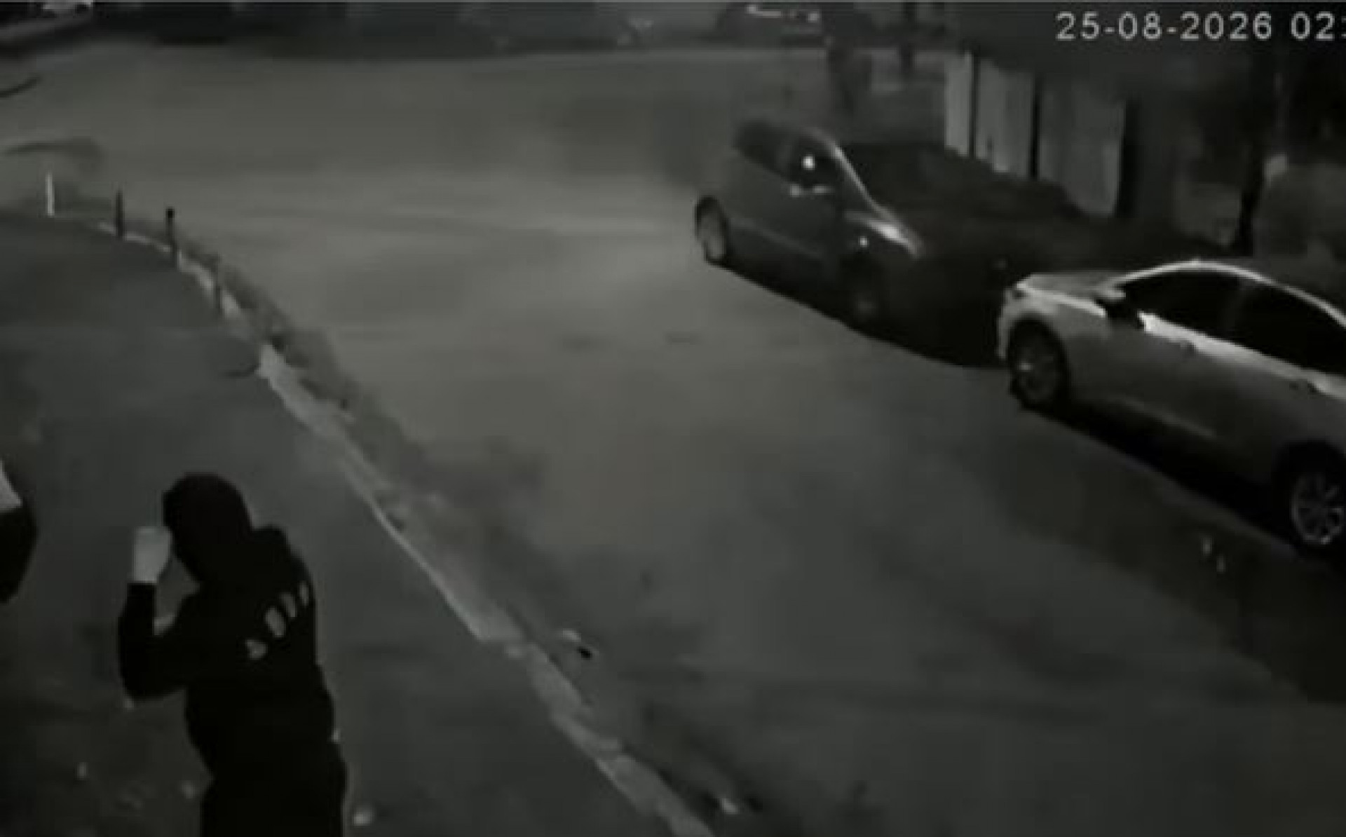 C&acirc;meras de seguran&ccedil;a mostram bandidos pulando o muro da casa do policial