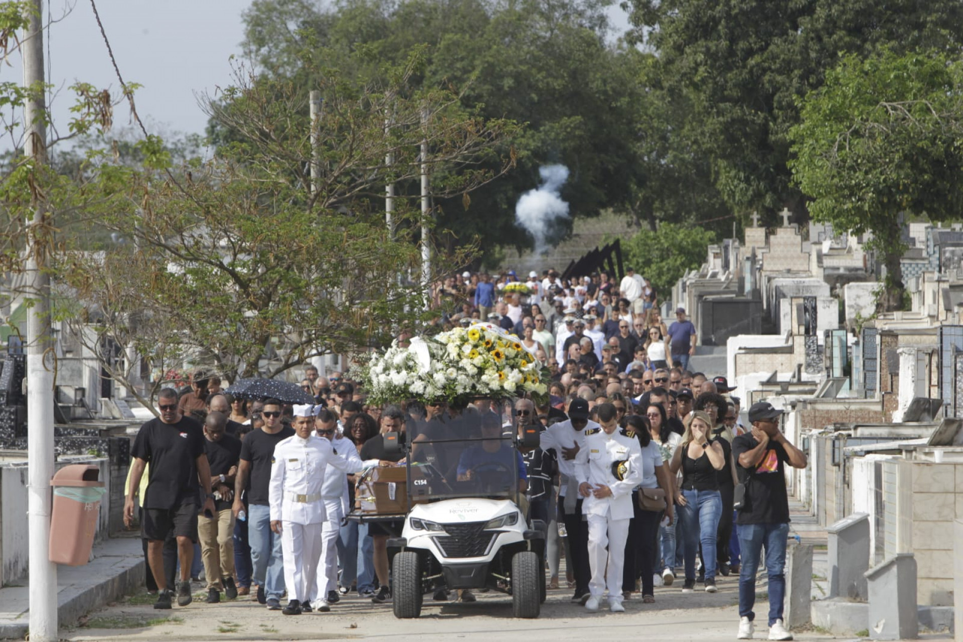 Enterro de sargento da Marinha foi marcado por homenagens de marinheiros - Reginaldo Pimenta / Agência O Dia