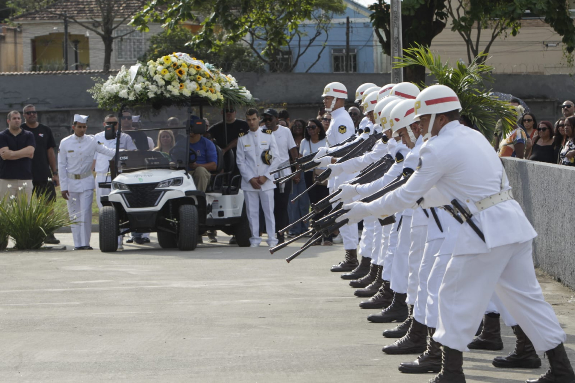 Enterro de sargento da Marinha foi marcado por homenagens de marinheiros - Reginaldo Pimenta / Agência O Dia