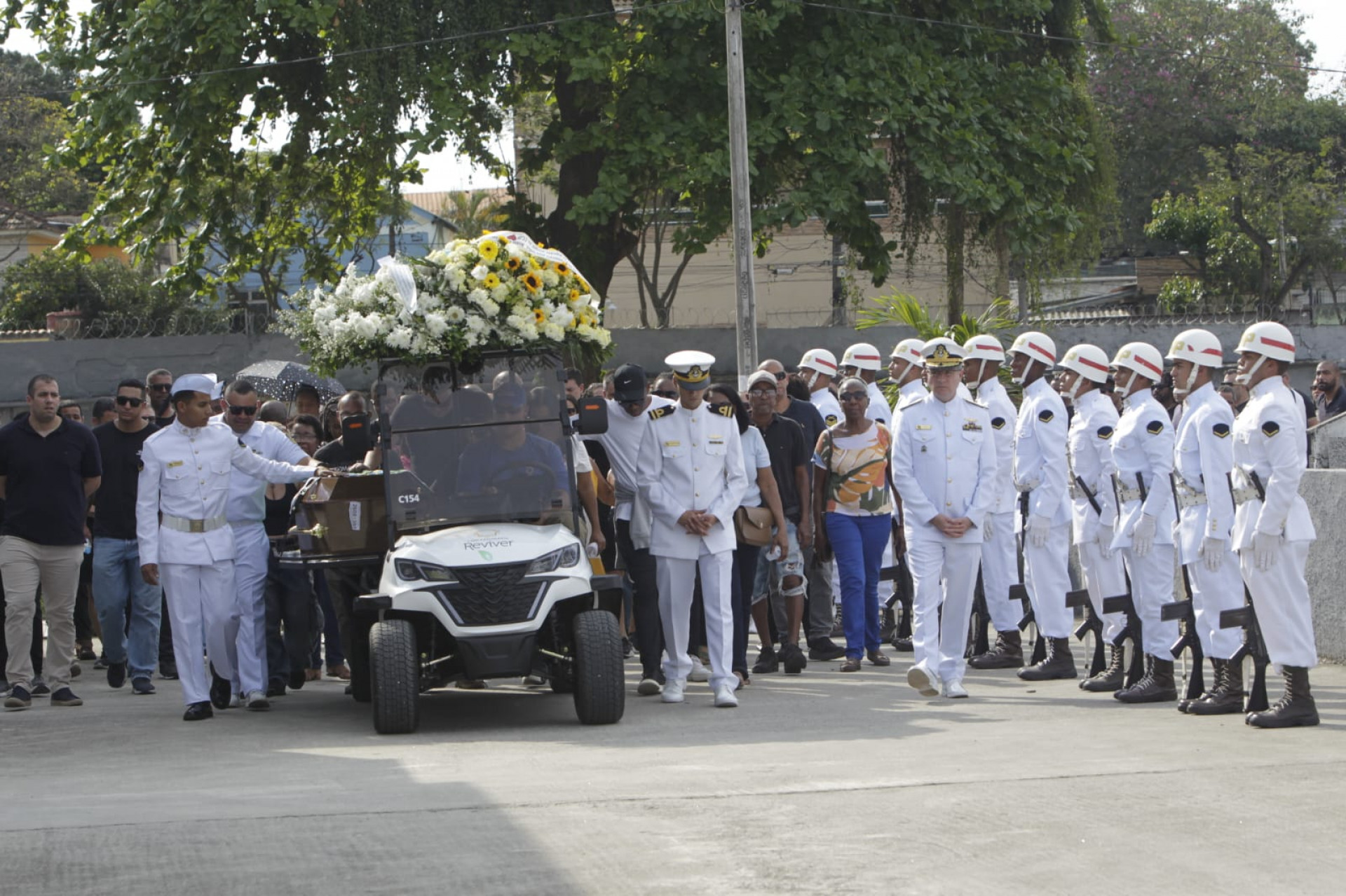 Enterro de sargento da Marinha foi marcado por homenagens de marinheiros - Reginaldo Pimenta / Agência O Dia