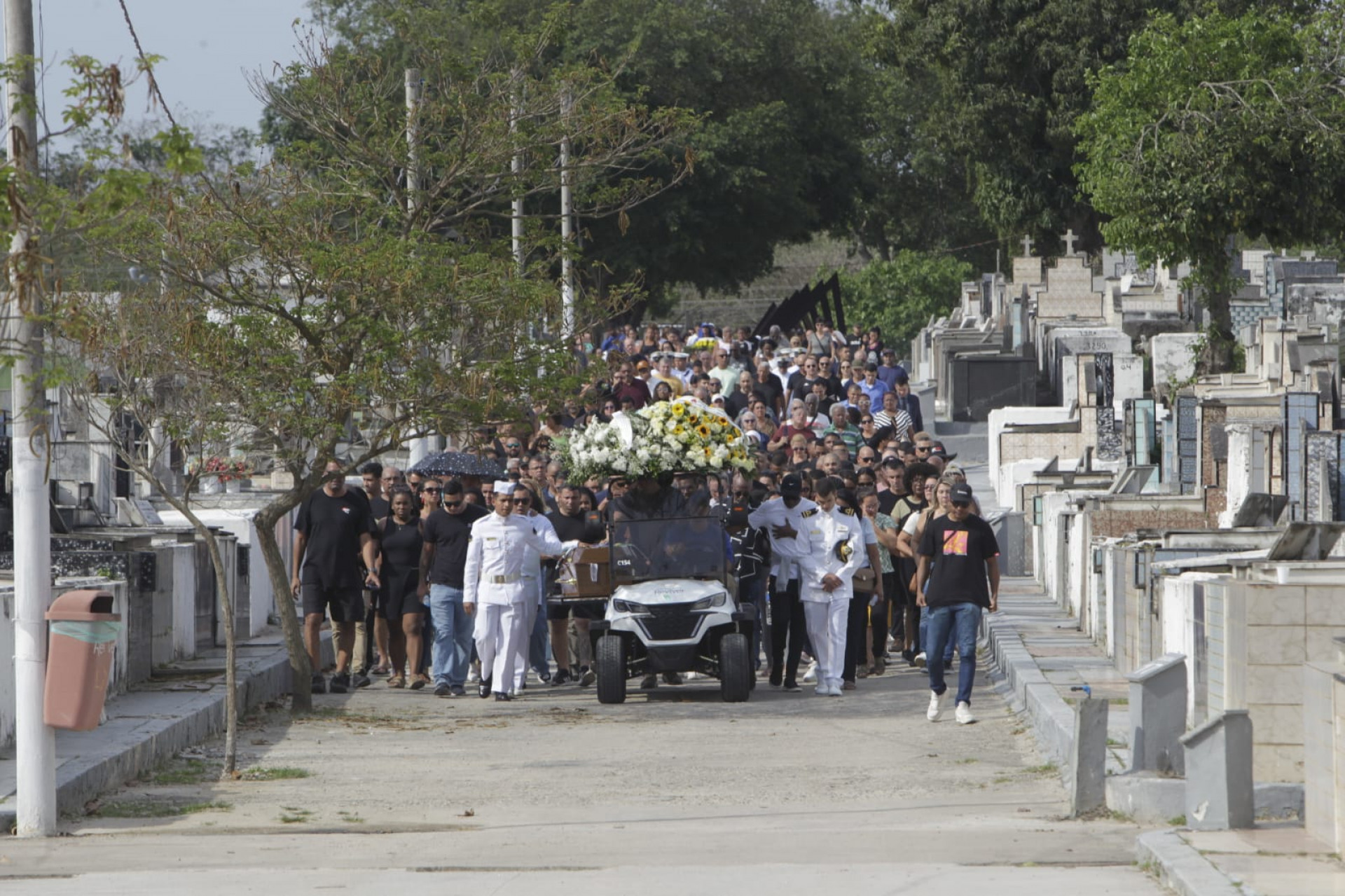 Enterro de sargento da Marinha foi marcado por homenagens de marinheiros - Reginaldo Pimenta / Agência O Dia