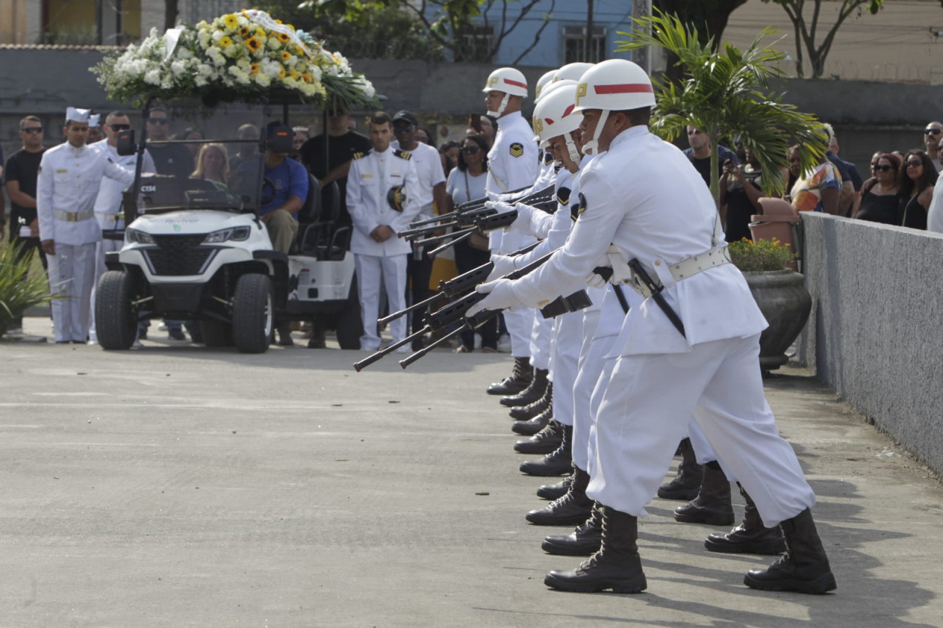 Enterro de sargento da Marinha foi marcado por homenagens de marinheiros - Reginaldo Pimenta / Agência O Dia