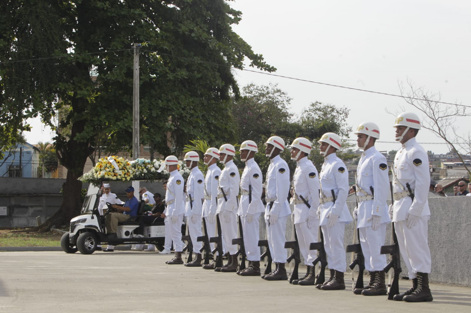 Enterro de sargento da Marinha foi marcado por homenagens de marinheiros - Reginaldo Pimenta / Agência O Dia