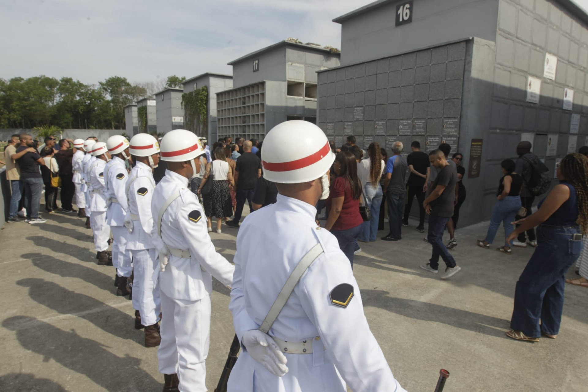 Enterro de sargento da Marinha foi marcado por homenagens de marinheiros - Reginaldo Pimenta / Agência O Dia