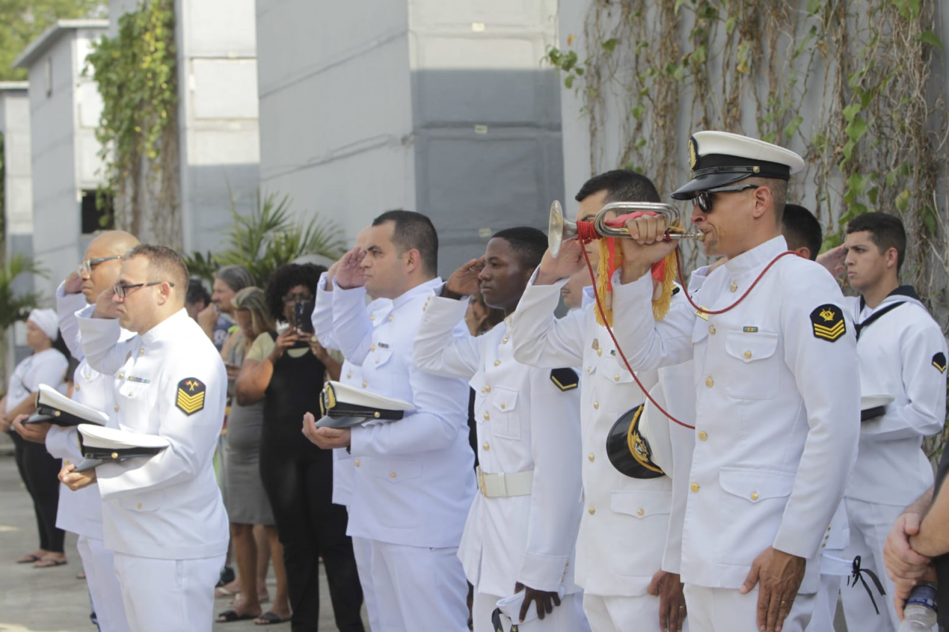 Enterro de sargento da Marinha foi marcado por homenagens de marinheiros - Reginaldo Pimenta / Agência O Dia