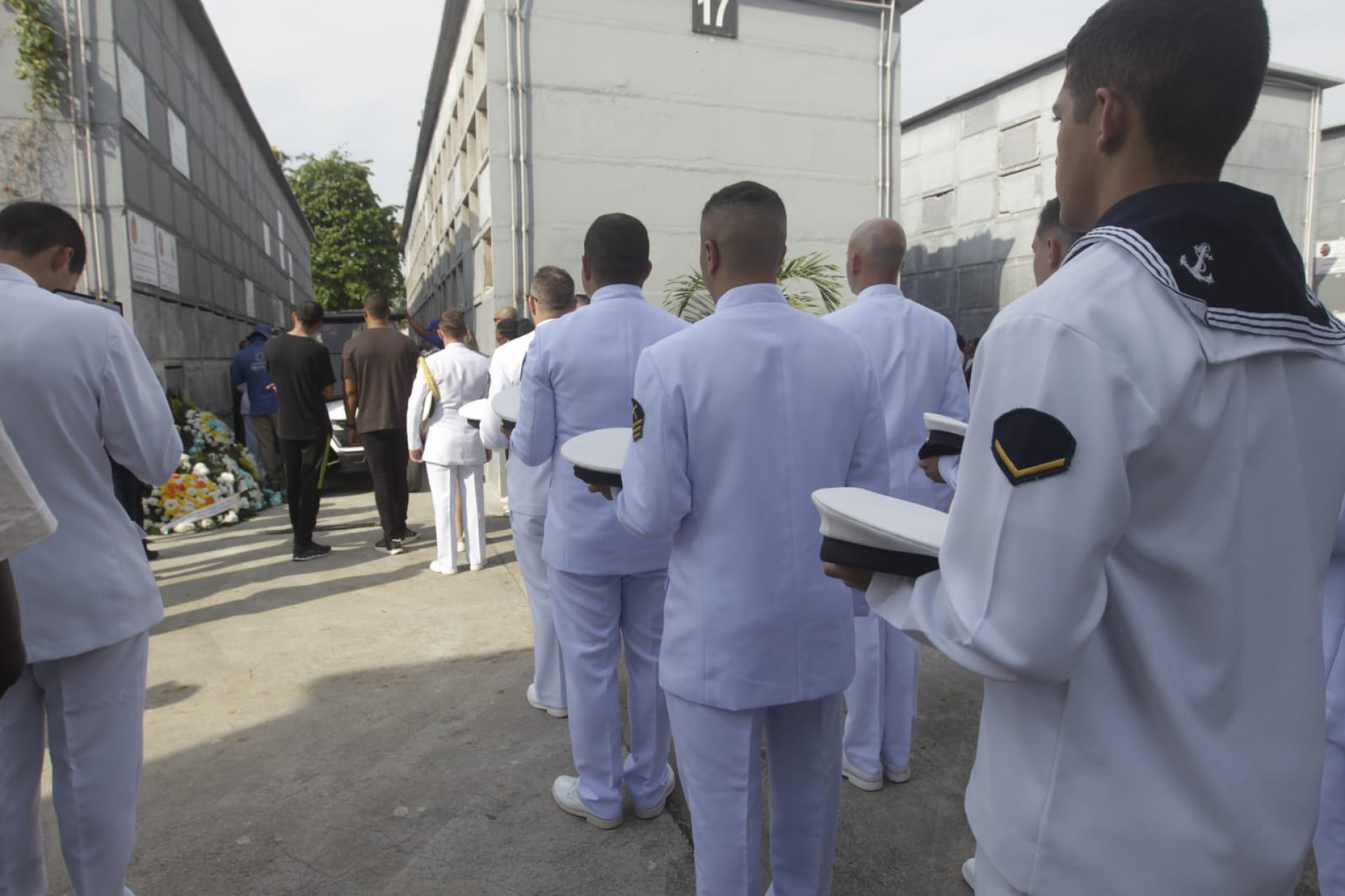 Enterro de sargento da Marinha foi marcado por homenagens de marinheiros - Reginaldo Pimenta / Agência O Dia