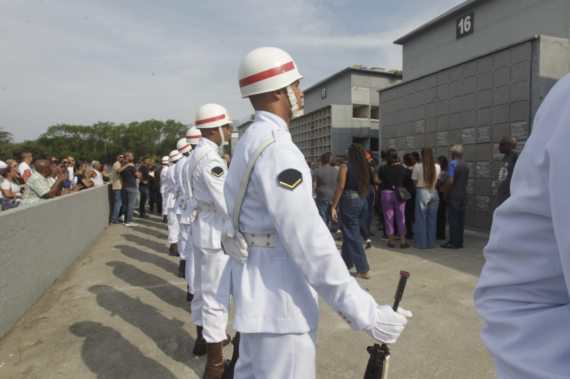 Enterro de sargento da Marinha foi marcado por homenagens de marinheiros - Reginaldo Pimenta / Agência O Dia