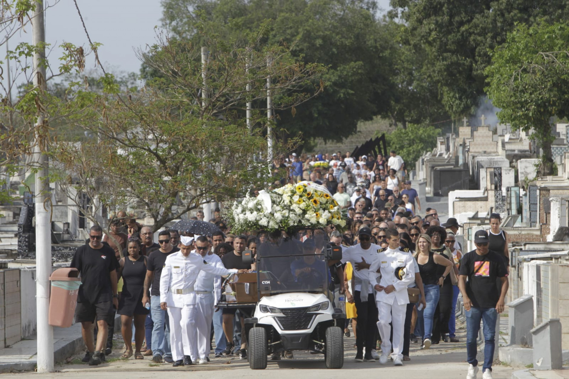 Enterro de sargento da Marinha foi marcado por homenagens de marinheiros - Reginaldo Pimenta / Agência O Dia