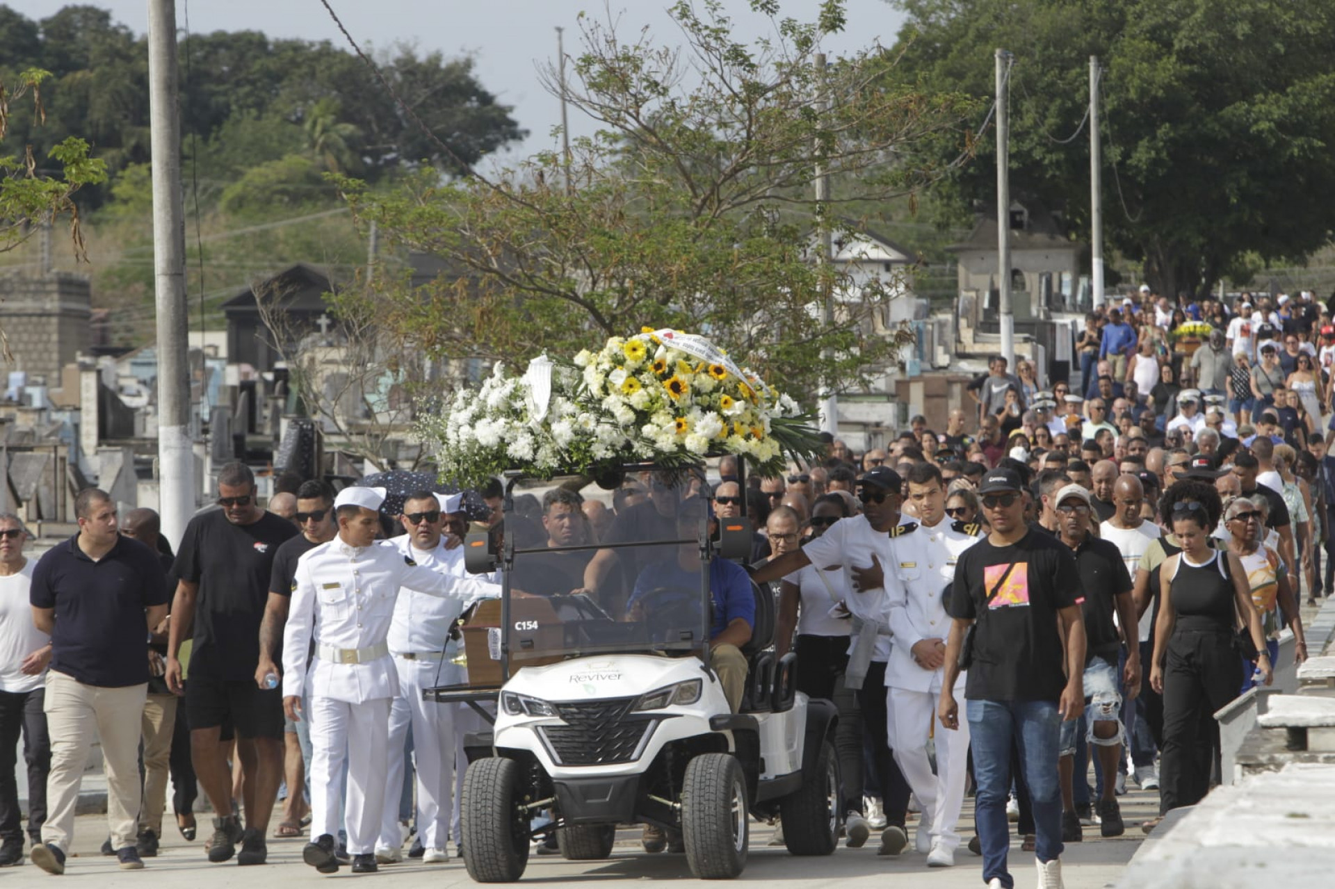 Enterro de sargento da Marinha foi marcado por homenagens de marinheiros - Reginaldo Pimenta / Agência O Dia