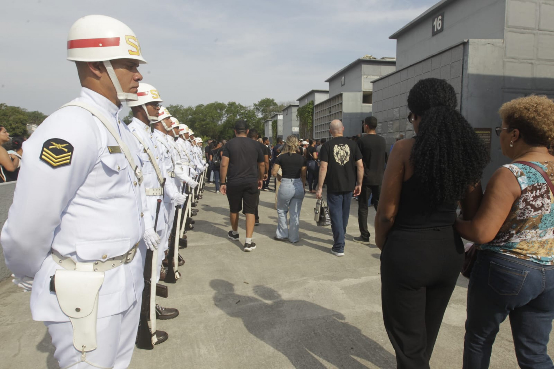 Enterro de sargento da Marinha foi marcado por homenagens de marinheiros - Reginaldo Pimenta / Agência O Dia