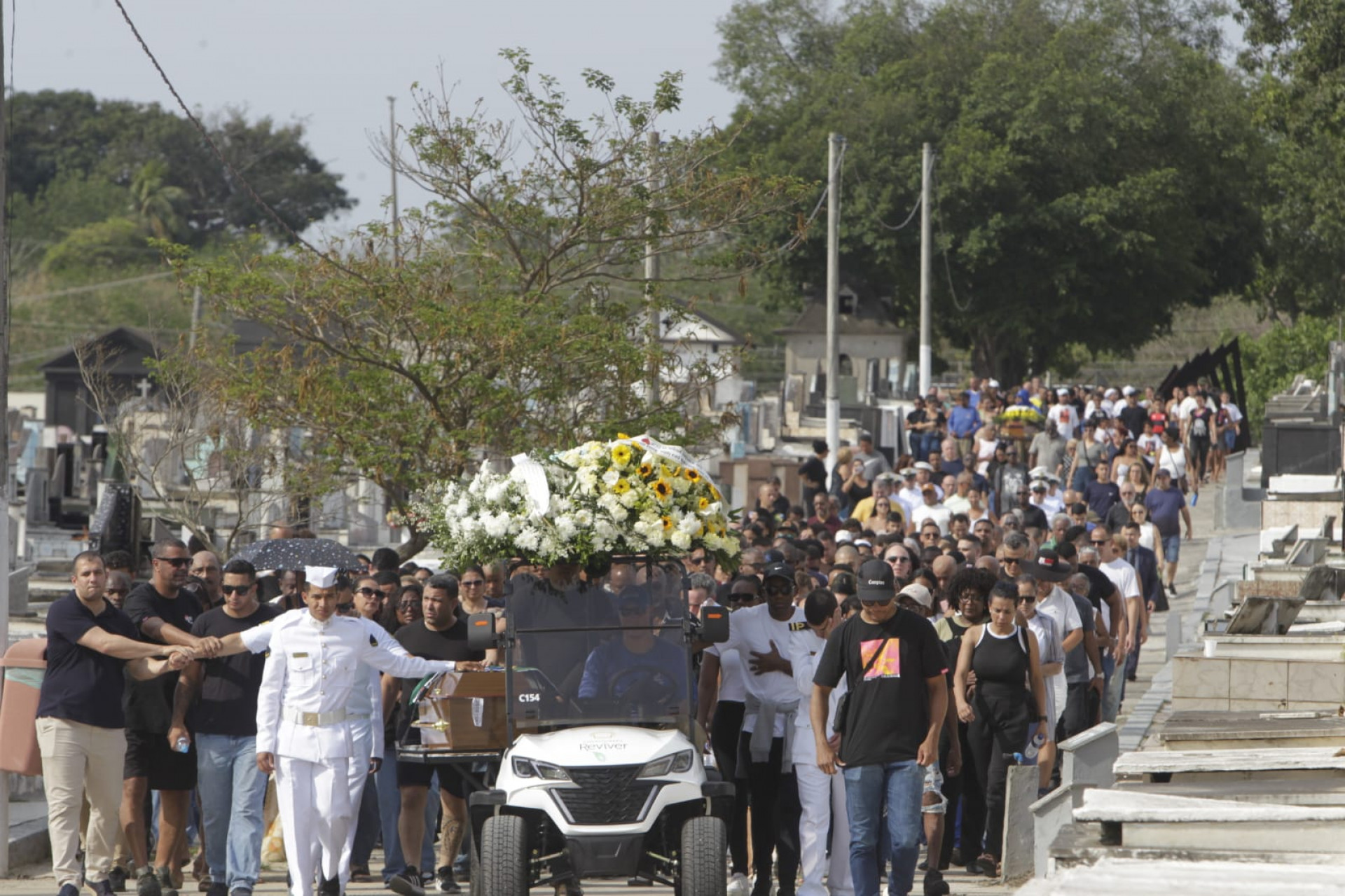 Enterro de sargento da Marinha foi marcado por homenagens de marinheiros - Reginaldo Pimenta / Agência O Dia