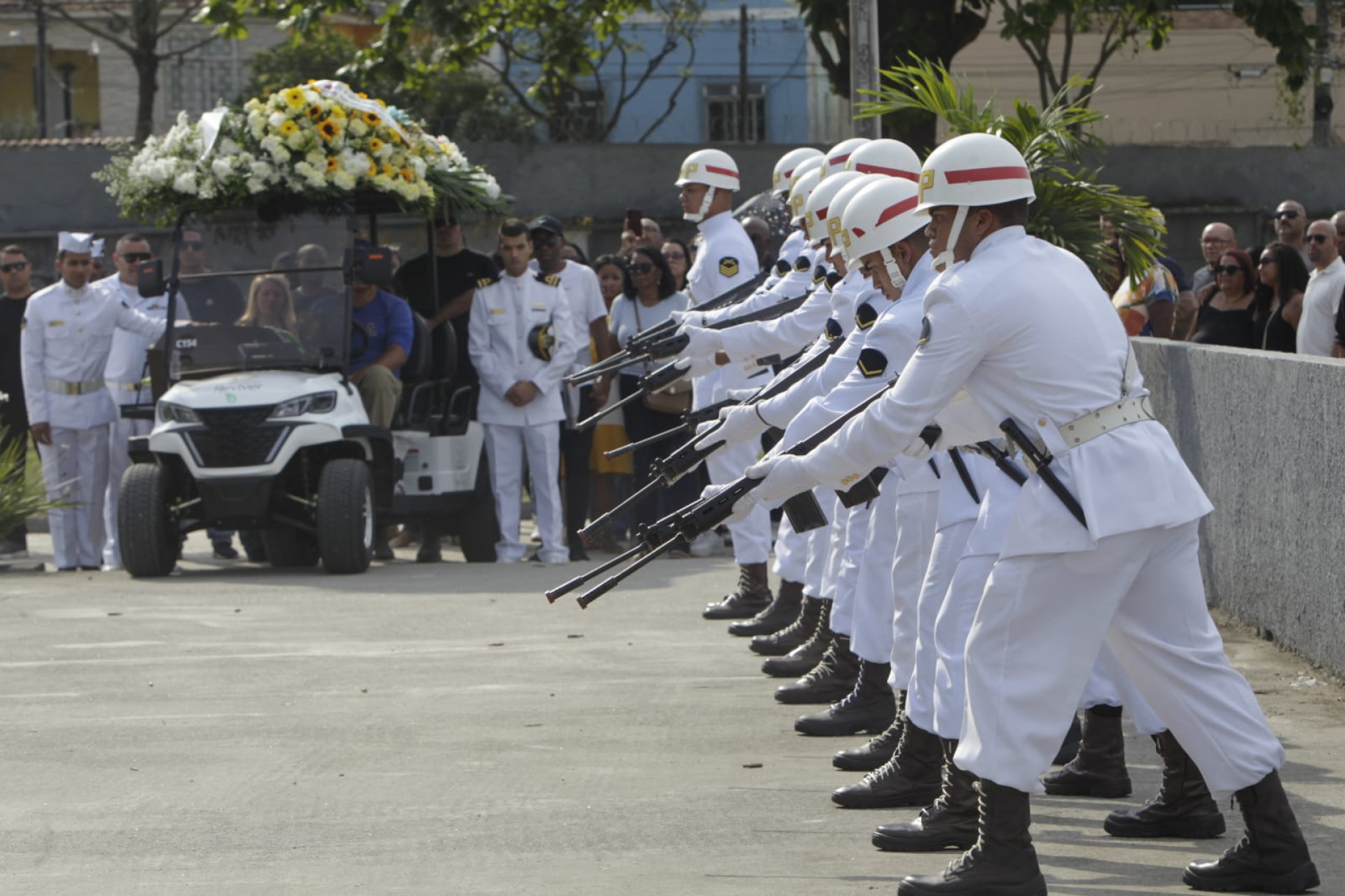 Enterro de sargento da Marinha foi marcado por homenagens de marinheiros - Reginaldo Pimenta / Agência O Dia