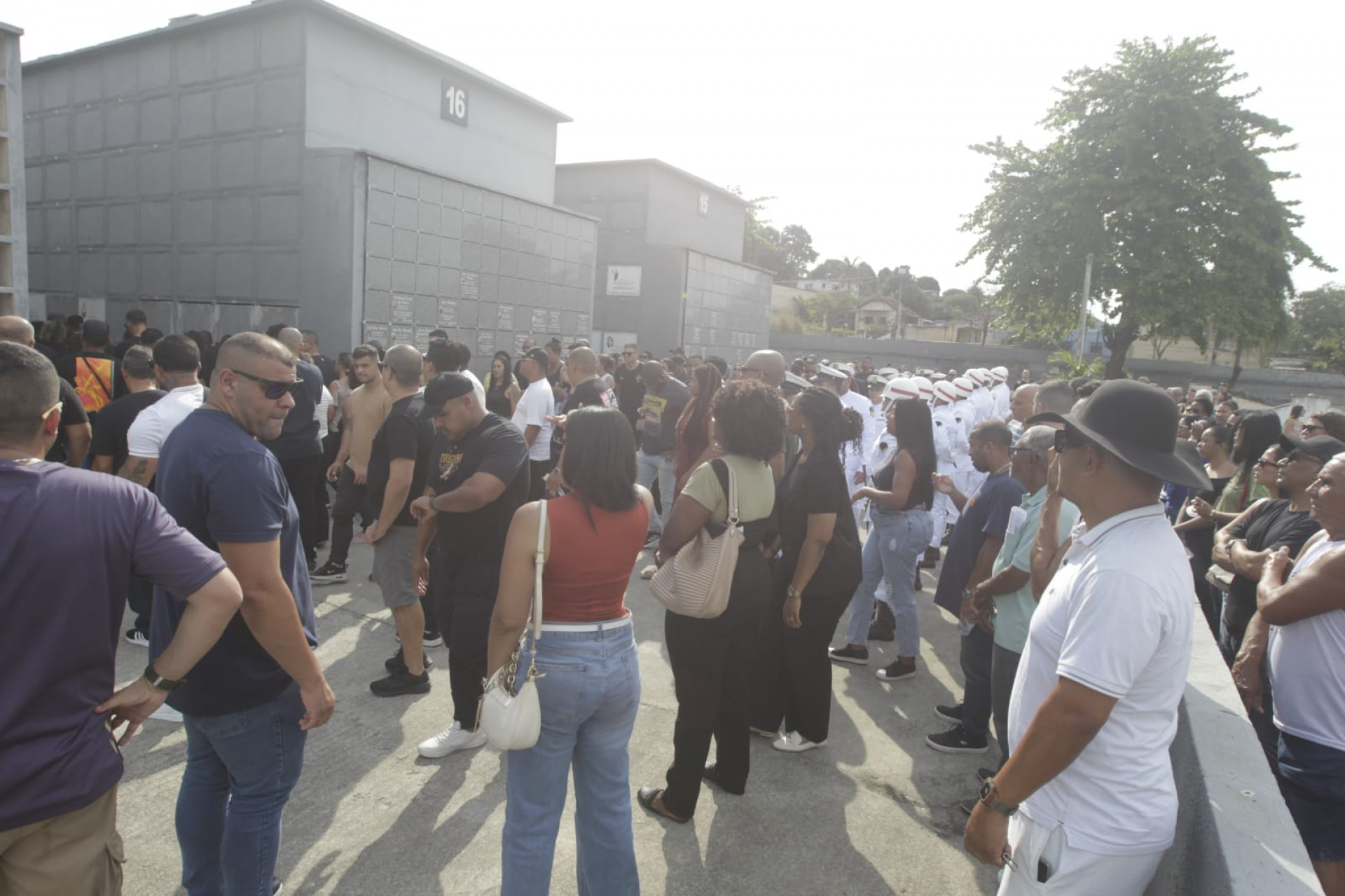 Enterro de sargento da Marinha foi marcado por homenagens de marinheiros - Reginaldo Pimenta / Agência O Dia